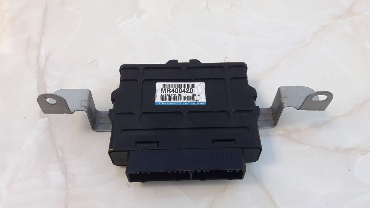 Centralita ABS Mitsubishi Pajero III V60 V70 MR400420 X2T34172H4 - foto 1