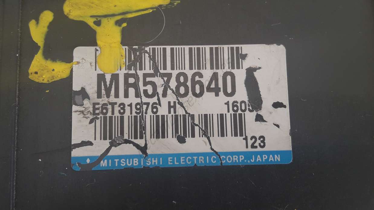Centralita del motor Mitsubishi Colt MR578640 E6T31976H - foto 2