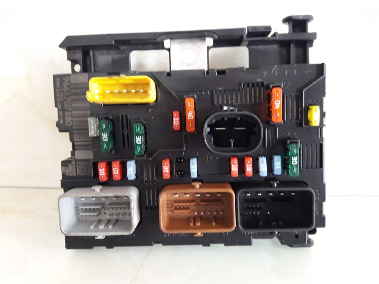 Caja de fusibles BSI Citroen Peugeot - foto 1