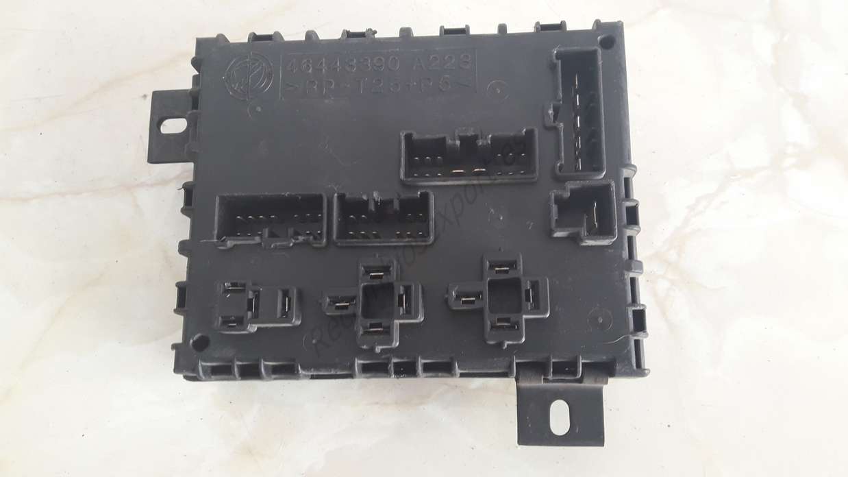 Caja de fusibles Fiat Bravo 182 46443390 A223 - foto 3