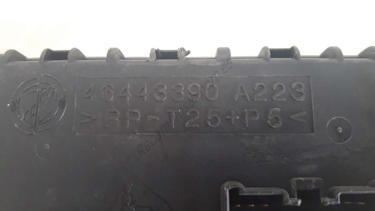 Caja de fusibles Fiat Bravo 182 46443390 A223 - foto 2