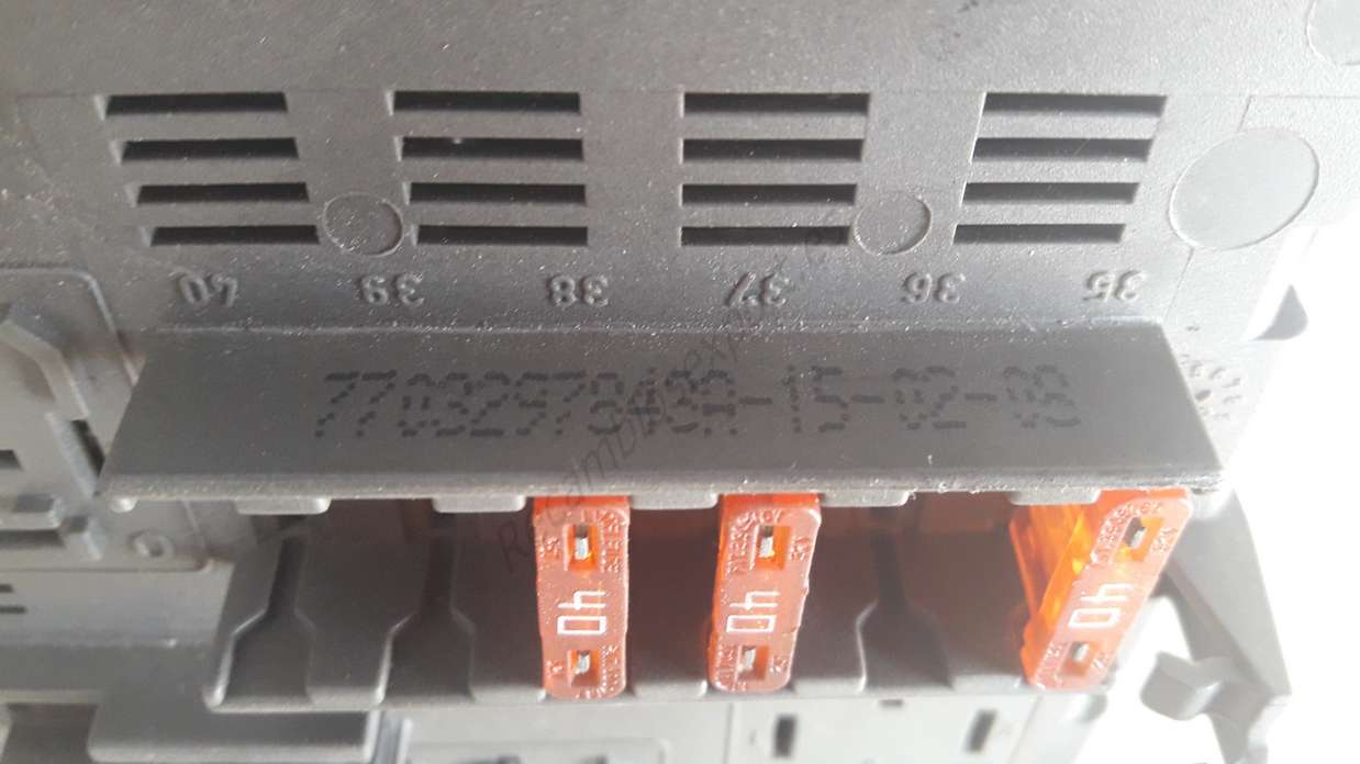 Caja de fusibles Renault Laguna 7703297843A - foto 2