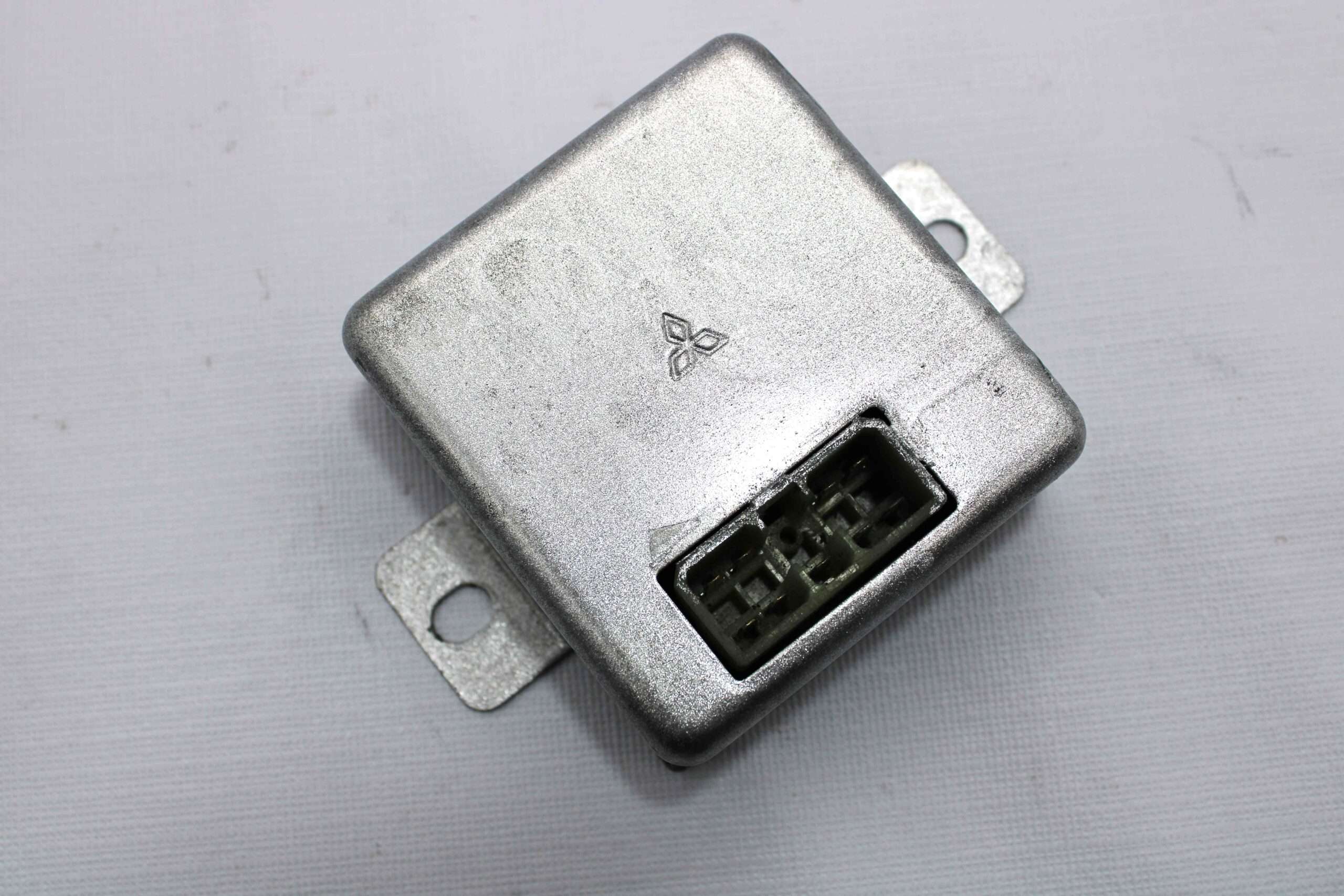 Relé de precalentamiento Mitsubishi Pajero - foto 1