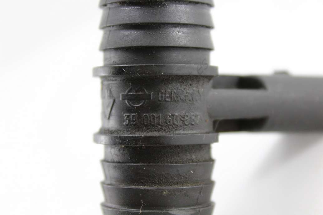 Tubo de ventilacion VW Golf Audi 3900160887 39 001 60 887 - foto 2