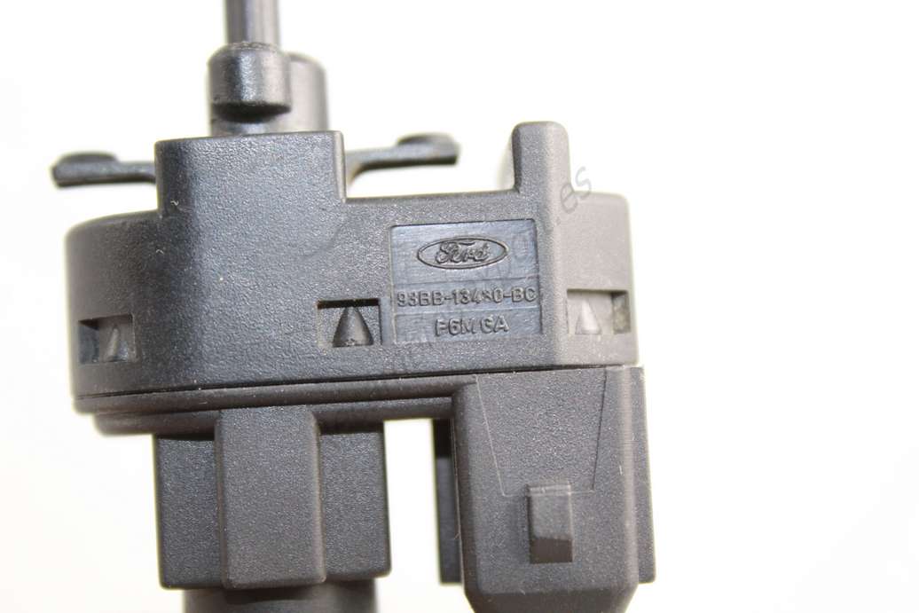 Interruptor de luz de freno Ford Mondeo Focus 93BB13480BC 93BB-13480-BC - foto 2