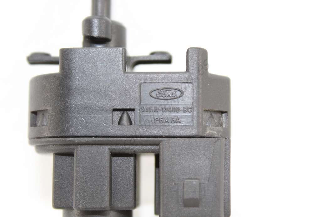 Interruptor de luz de freno Ford Transit Mondeo Escort Focus Fiesta Puma 93BB13460BC 93BB-13460-BC - foto 2