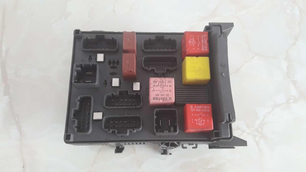 Caja de fusibles Renault Laguna 8200004201E 8200283811 8200283811A 518831011 - foto 1