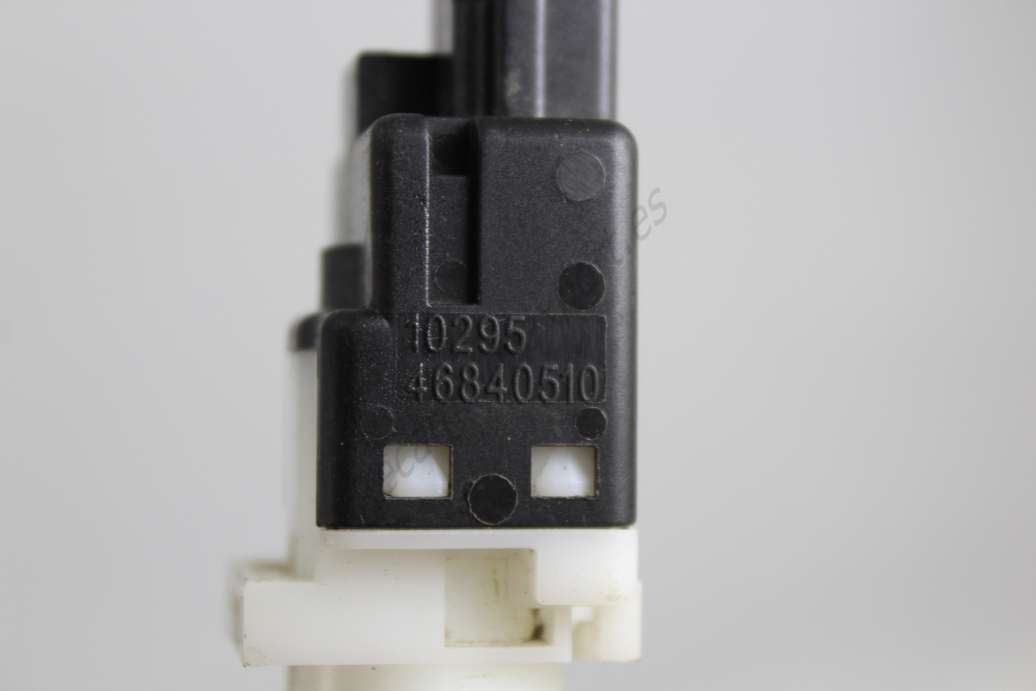 Interruptor de luz de freno Alfa Romeo Fiat Bravo Doblo Croma 46840510 - foto 2