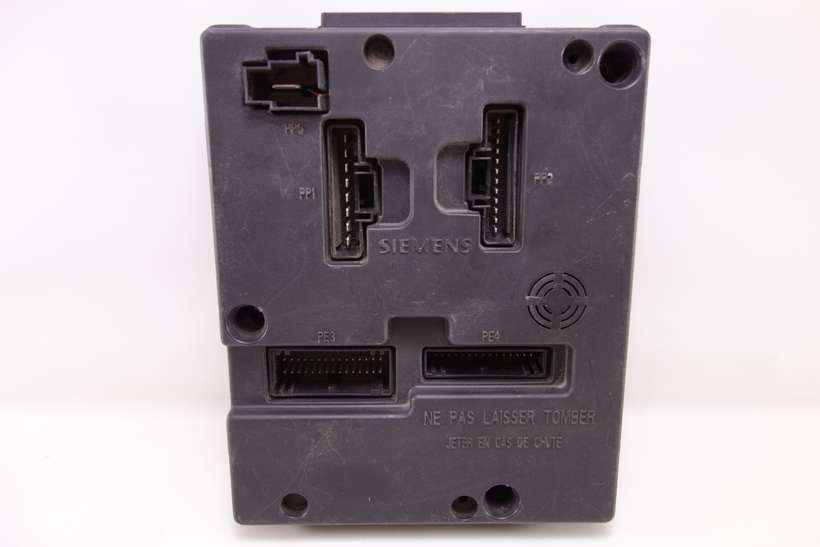 Caja de fusibles Renault Megane Scenic 8200033521B 8200033521 B Siemens S108502710E S108502710 E - foto 1