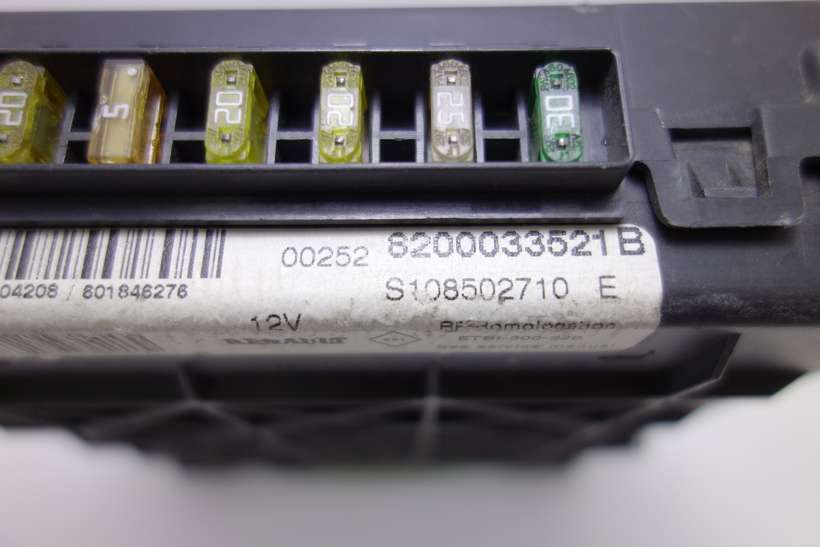 Caja de fusibles Renault Megane Scenic 8200033521B 8200033521 B Siemens S108502710E S108502710 E - foto 2