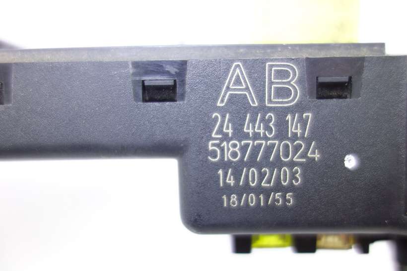 Caja de fusibles Opel Signum Vectra 24443147 24 443 147 518777024 - foto 2