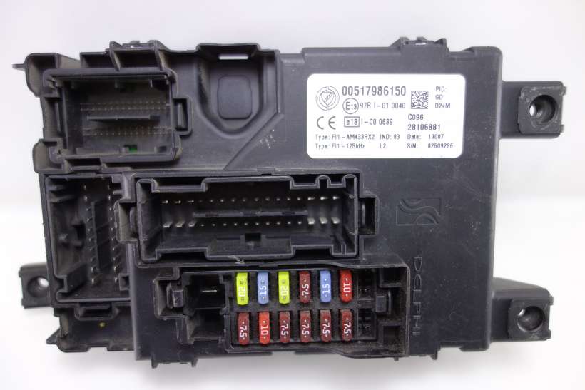 Caja de fusibles Fiat Grande Punto 00517986150 97RI010040 97R I-01 0040 AM433RX2 - foto 1