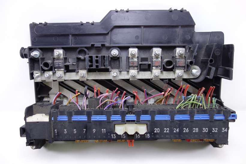 Caja de fusibles BMW E46 18091000000 18091.000.000 28124901 MR19990504 90200713 - foto 1