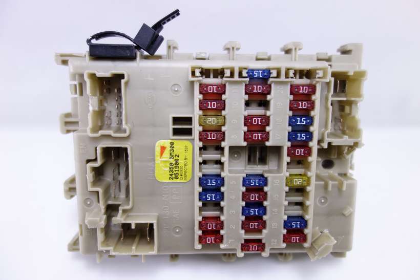 Caja de fusibles Nissan Almera 243505M300 24350 5M300 0519002 - foto 1
