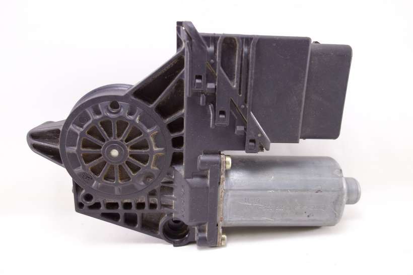Motor de elevalunas VW Golf 9776105406301 9776-105406-301 F005S00059 F005 S0 0059 119095XXX 119 095-XXX Bosch 0130821697 0 130 821 697 - foto 1