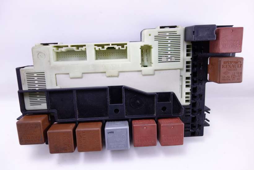 Caja de fusibles Renault Clio P8200031555 216566139A 21656613-9 A - foto 1