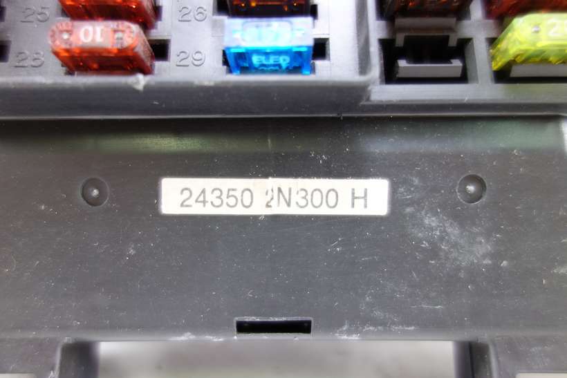 Caja de fusibles Nissan Almera 243502N300H 24350 2N300 H - foto 3
