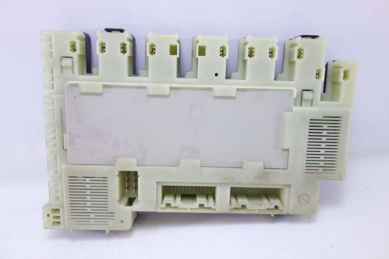 Caja de fusibles Renault Clio P7700411319C 216246542D 21624654-2 D - foto 1