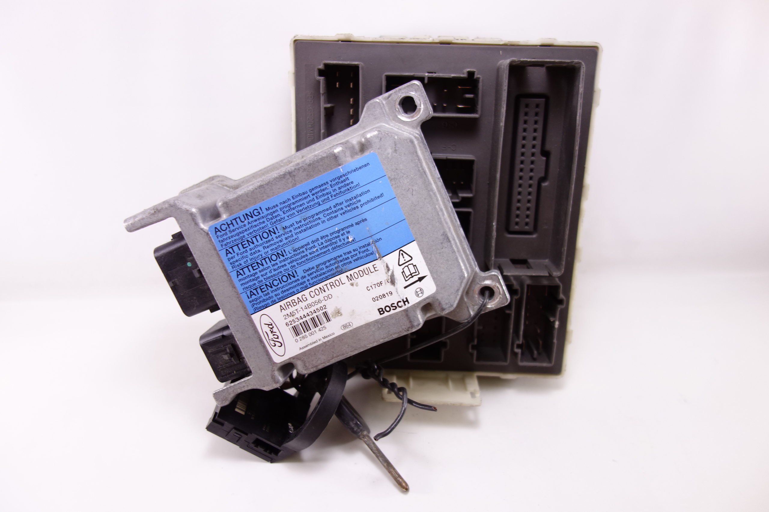 Caja de fusibles Ford Focus 518273305 2M5T14A073BD 2M5T14B056DD 2M5T-14B056-DD Bosch 0285001425 0 285 001 425 98VP15607AB 98VP-15607-AB - foto 1