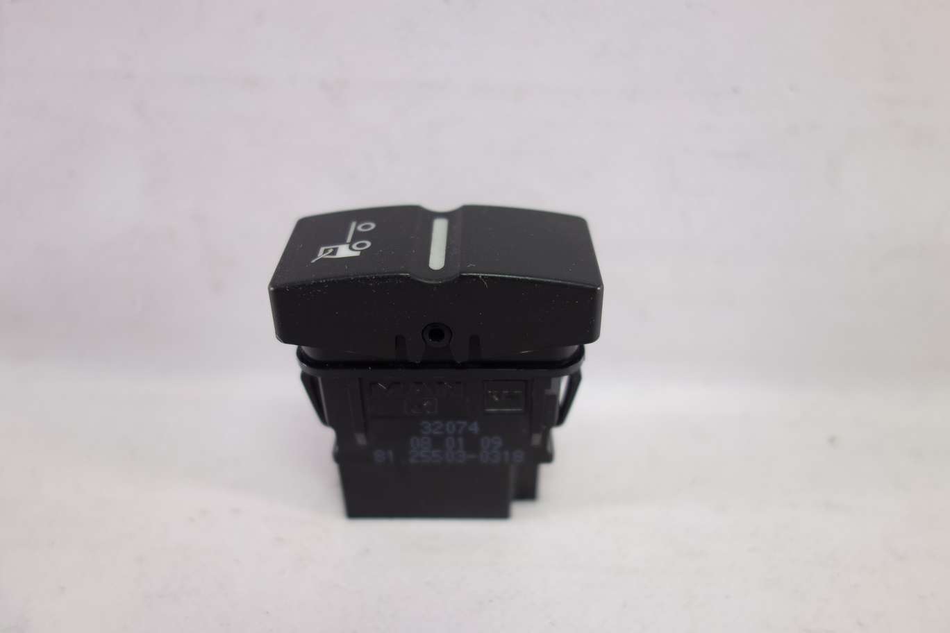 INTERRUPTOR DE BOTON MAN TGX 24V 81255030318 81.25503-0318 - foto 1