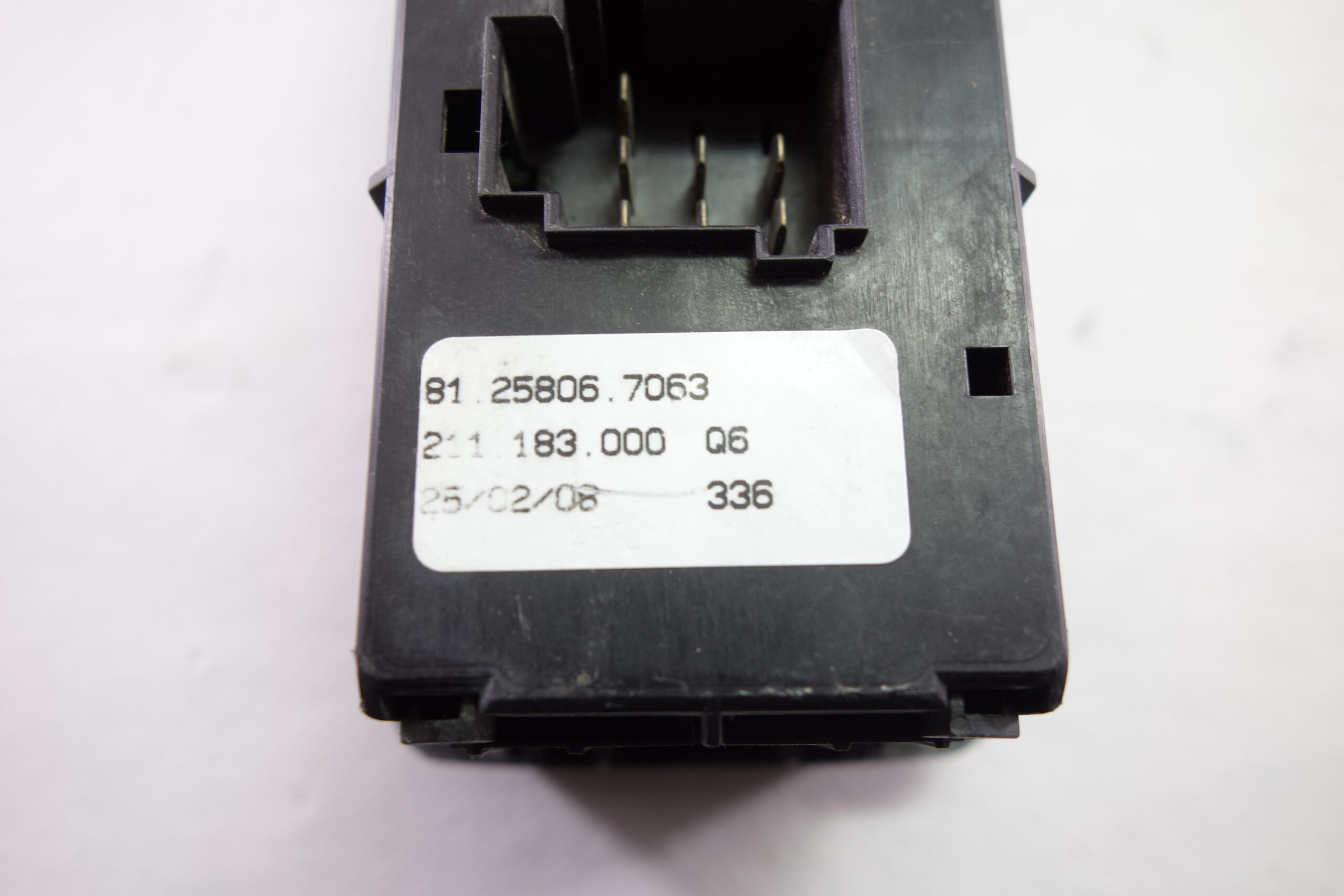 Interruptor Elevalunas para Man TGS TGX TGM 81258067063 81.25806.7063 211183000 Q6 034804 - foto 2