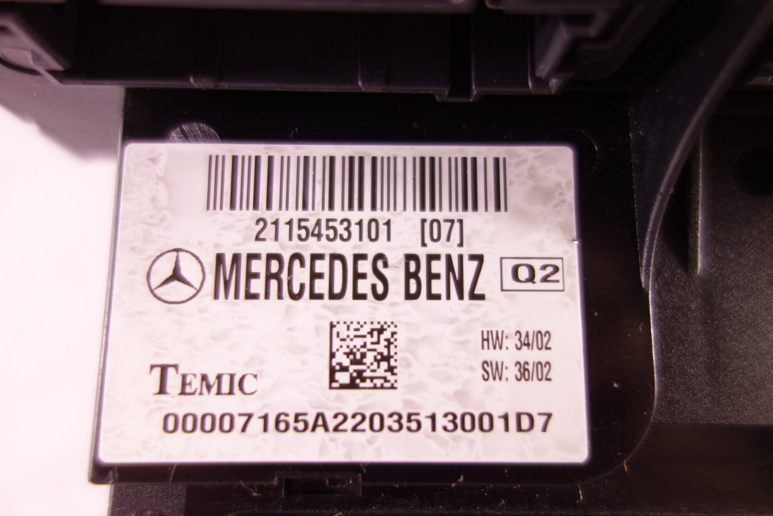Caja de fusibles  Mercedes-Benz Clase E 2115453101 TEMIC 00007165A - foto 2