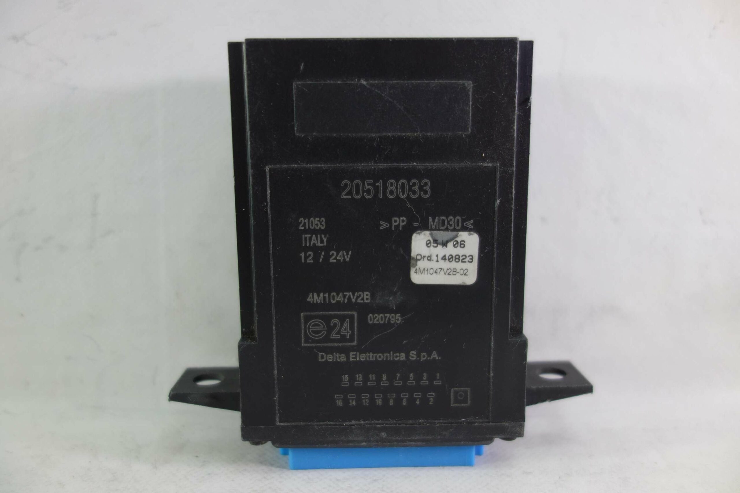 Unidad de control cierre centralizado Volvo 20518033 4M1047V2B - foto 1