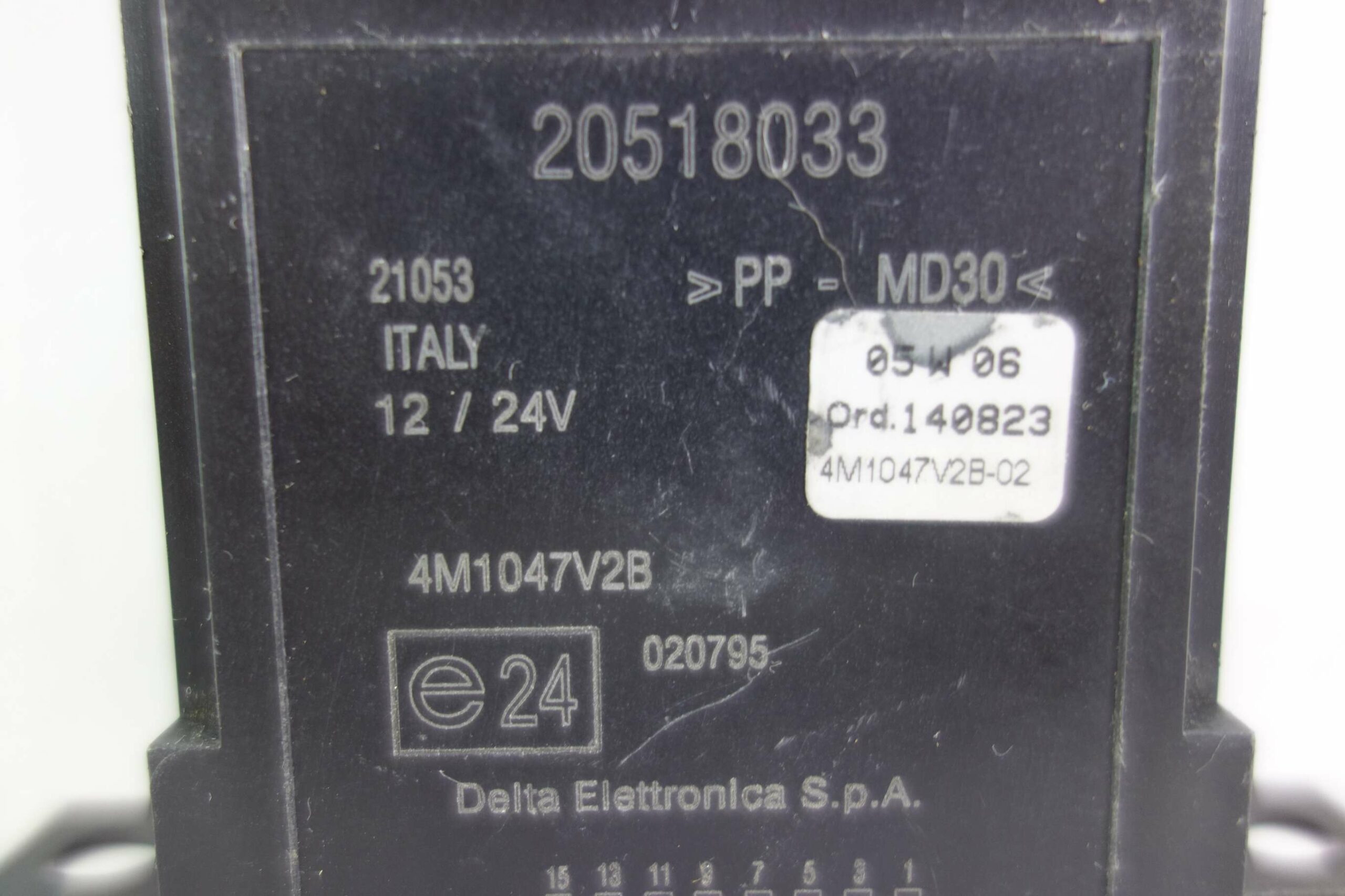 Unidad de control cierre centralizado Volvo 20518033 4M1047V2B - foto 2